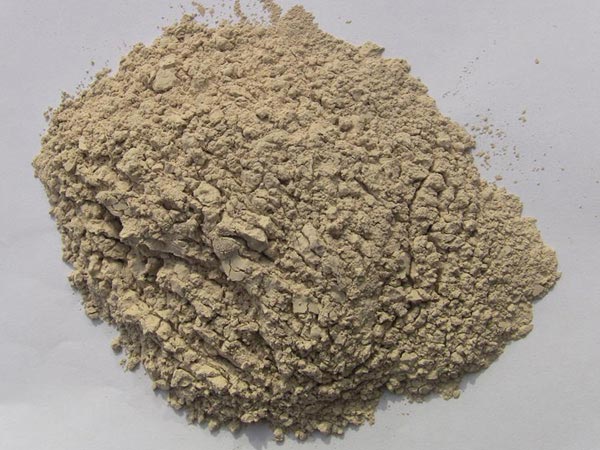 礬土性質(zhì) 礬土主要成分是氧化鋁，為煉鋁和耐火材料的主要原料。白色或灰白色，因含鐵而呈褐黃或淺紅色。密度3.45g/cm3，硬度1～3，不透明，質(zhì)脆。極難熔化，不溶于水，能溶于硫酸、氫氧化鈉溶液。 地區(qū)分布 中國(guó)鋁土礦資源比較豐富，在全國(guó)18個(gè)省、自治區(qū)、直轄市已查明鋁土礦產(chǎn)地205處，其中大型產(chǎn)地72處（不包括臺(tái)灣），主要分布在山西、山東、河北、河南、貴州、四川、廣西、遼寧、湖南等地。 投資前景 1.可用于煉鋁工業(yè)。用于國(guó)防、航空、汽車(chē)、電器、化工、日常生活用品等。 2.可用于精密鑄造。礬土熟料加工成細(xì)粉做成鑄模后精鑄。用于軍工、航天、通訊、儀表、機(jī)械及醫(yī)療器械部門(mén)。 3.可用于耐火制品。高鋁礬土熟料耐火度高達(dá)1780℃，化學(xué)穩(wěn)定性強(qiáng)、物理性能良好。 4.硅酸鋁耐火纖維。用于鋼鐵、有色冶金、電子、石油、化工、宇航、原子能、國(guó)防等多種工業(yè)，消防人員可用耐火纖維布做成衣服。 5.制造礬土水泥、研磨材料、陶瓷工業(yè)以及化學(xué)工業(yè)可制鋁的各種化合物。 鋁礬土磨粉制備 鋁礬土粉是選用煅燒過(guò)的熟鋁礬土礦石用雷蒙磨加工制成的細(xì)粉，粒度通常為100目-325目，在耐火材料行業(yè)得到了廣泛的應(yīng)用。通常加工的流程為先經(jīng)顎式破碎機(jī)進(jìn)行破碎，然后篩分進(jìn)入鋁礬土雷蒙磨或鋁礬土超細(xì)磨粉機(jī)中，進(jìn)行鋁礬土粉制備，使其應(yīng)用更加廣泛。