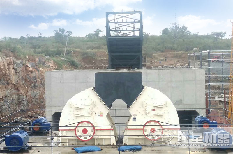 兩臺PCZ1720破碎機(jī)現(xiàn)場 兩臺PCZ1720破碎機(jī)現(xiàn)場