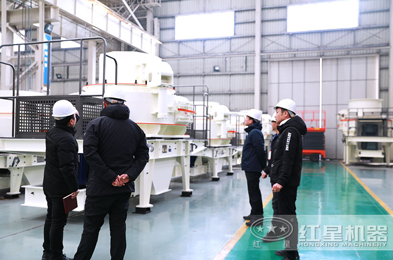 客戶來廠考察青石破碎生產(chǎn)設備