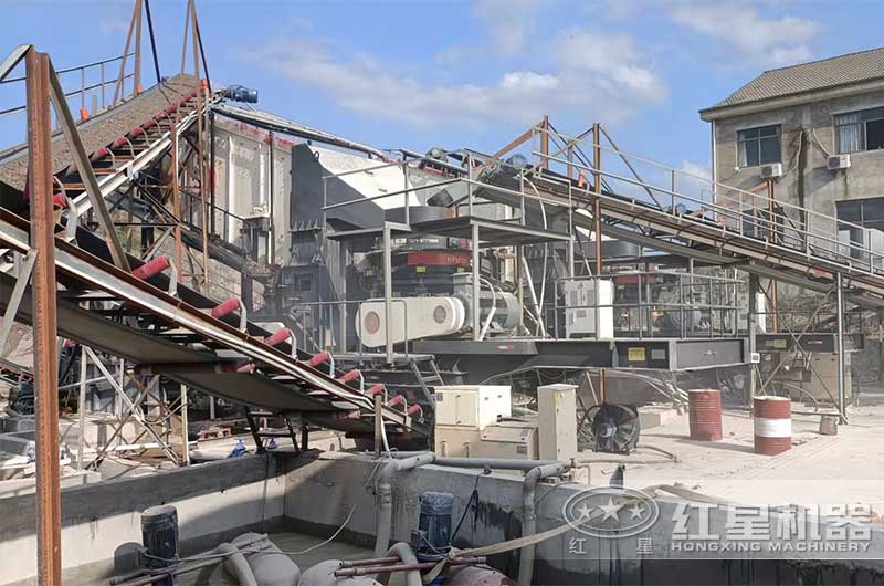 移動(dòng)圓錐式破碎機(jī)現(xiàn)場 移動(dòng)圓錐式破碎機(jī)現(xiàn)場