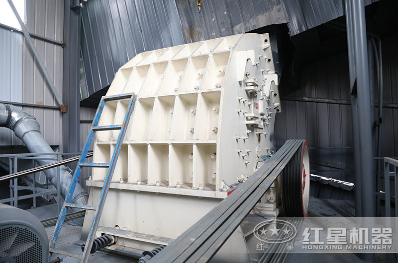 石灰石破碎客戶現(xiàn)場，適用錘破機