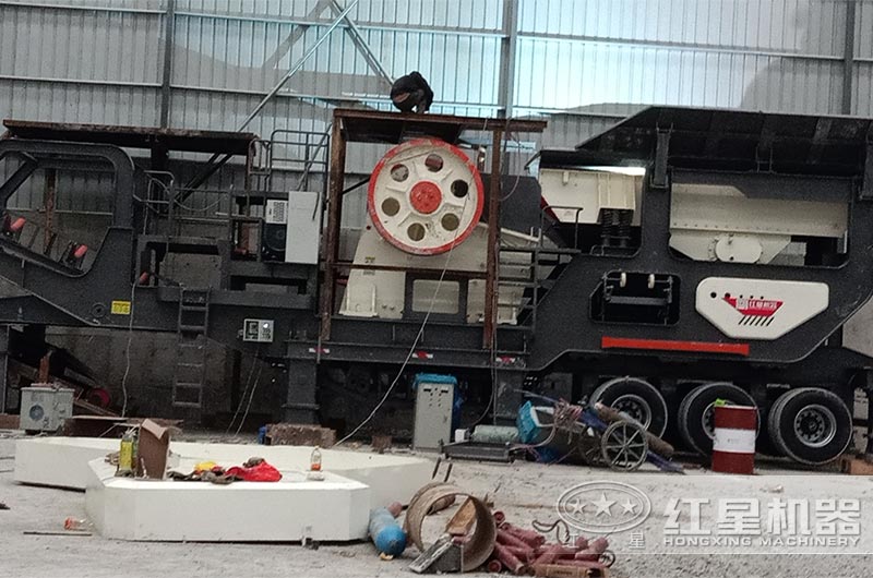移動(dòng)顎式破碎機(jī)現(xiàn)場(chǎng) 移動(dòng)顎式破碎機(jī)現(xiàn)場(chǎng)