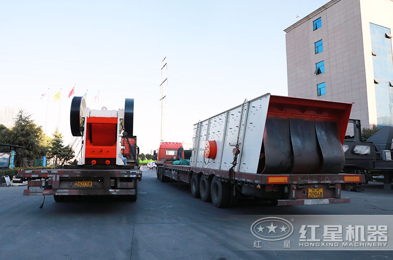 紅星顎式破碎機(jī)裝車發(fā)貨現(xiàn)場(chǎng) 紅星顎式破碎機(jī)裝車發(fā)貨現(xiàn)場(chǎng)