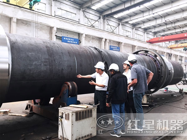紅星技術人員對用戶球磨機現(xiàn)場技術指導 紅星技術人員對用戶球磨機現(xiàn)場技術指導