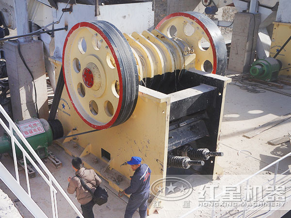 破碎機現場作業(yè) 破碎機現場作業(yè)