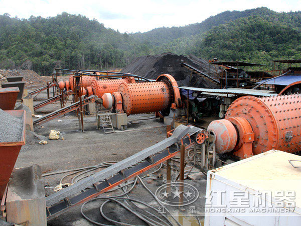 球磨機現場作業(yè) 球磨機現場作業(yè)