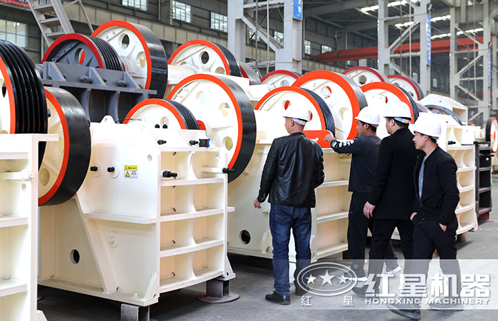 客戶參觀石灰石顎式破碎機(jī) 客戶參觀石灰石顎式破碎機(jī)