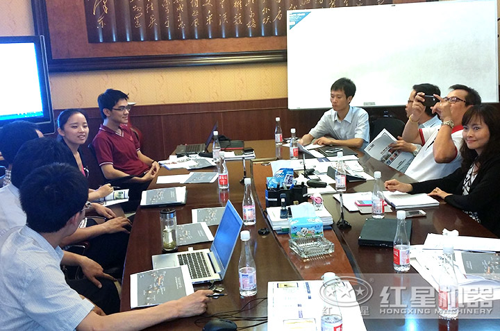 聽技術(shù)人員介紹設備的客戶 聽技術(shù)人員介紹設備的客戶