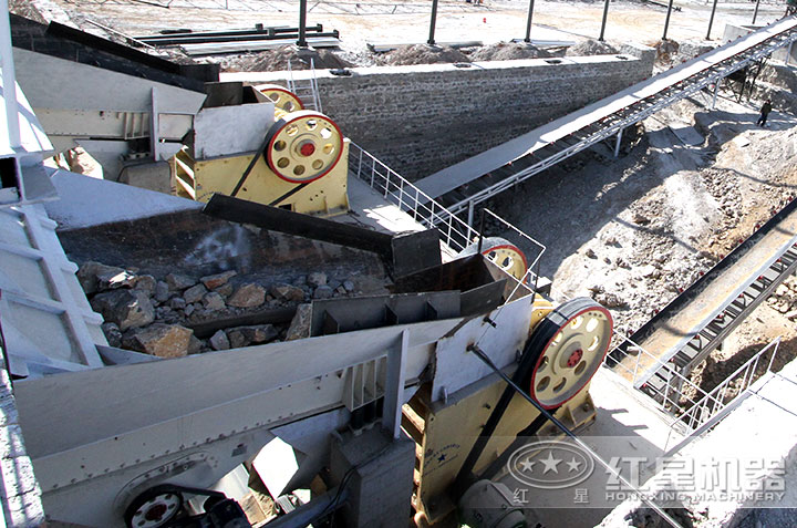顎式破碎機作業(yè)現場 顎式破碎機作業(yè)現場