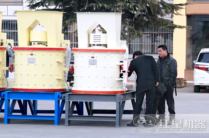 客戶來(lái)廠參觀、選購(gòu)立式復(fù)合破設(shè)備