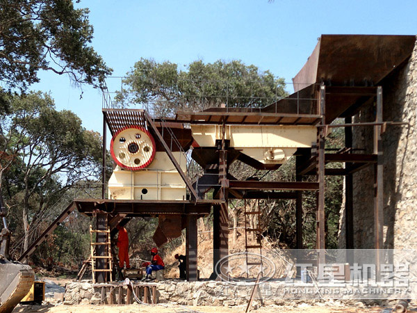 細(xì)顎式破碎機(jī)作業(yè)現(xiàn)場 細(xì)顎式破碎機(jī)作業(yè)現(xiàn)場