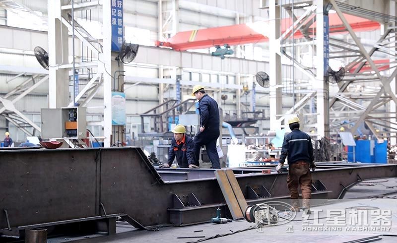 履帶移動式破碎機車間焊接現(xiàn)場 履帶移動式破碎機車間焊接現(xiàn)場