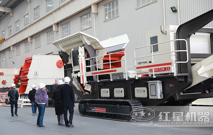 河北王女士到廠參觀移動(dòng)碎石機(jī) 河北王女士到廠參觀移動(dòng)碎石機(jī)