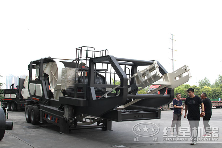 客戶就公司現(xiàn)貨進(jìn)行參觀、考察