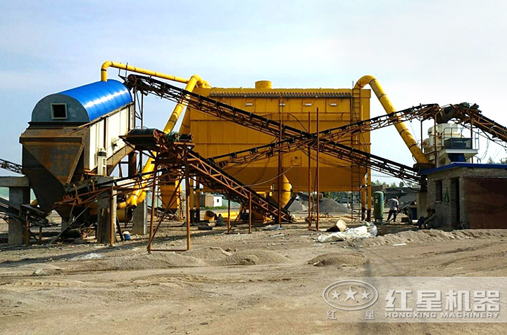 圖三:配置除塵裝置的制砂現(xiàn)場 圖三:配置除塵裝置的制砂現(xiàn)場
