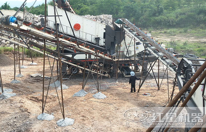 時產(chǎn)500噸的移動石子破碎生產(chǎn)現(xiàn)場 時產(chǎn)500噸的移動石子破碎生產(chǎn)現(xiàn)場