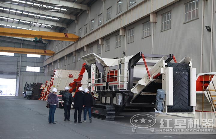 客戶到廠參觀移動式砂石生產(chǎn)線設備 客戶到廠參觀移動式砂石生產(chǎn)線設備