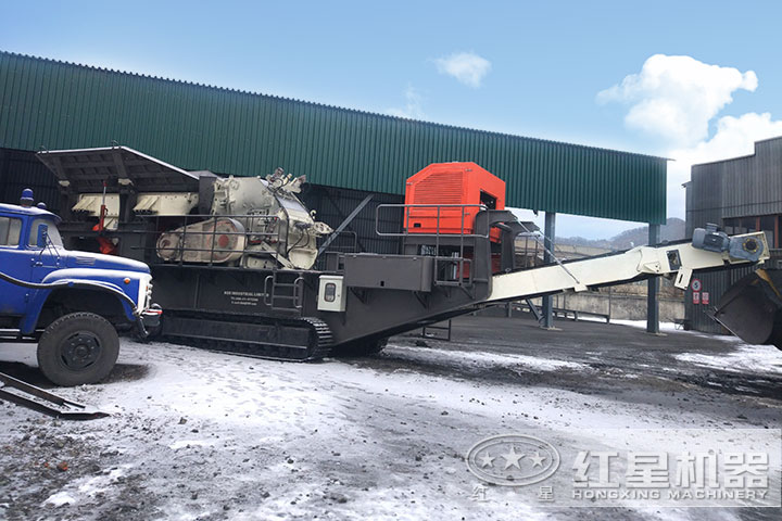 破碎煤矸石的反擊移動碎石機 破碎煤矸石的反擊移動碎石機