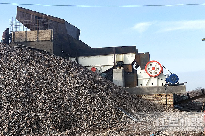 顎式破碎機(jī)作業(yè)現(xiàn)場(chǎng) 顎式破碎機(jī)作業(yè)現(xiàn)場(chǎng)