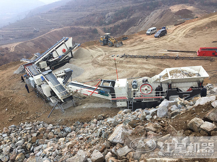 履帶式移動(dòng)破碎站多臺(tái)聯(lián)機(jī)作業(yè) 履帶式移動(dòng)破碎站多臺(tái)聯(lián)機(jī)作業(yè)