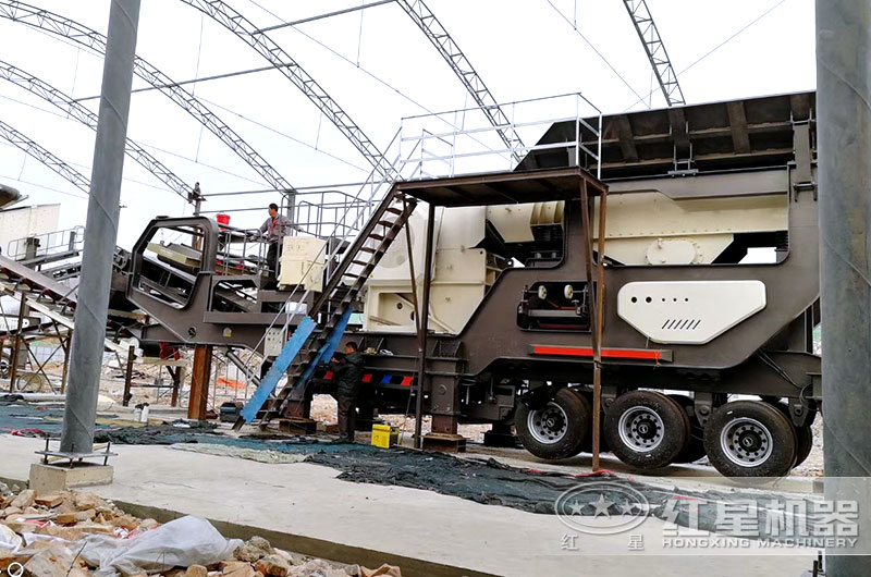 移動(dòng)式粉碎機(jī)器作業(yè)現(xiàn)場(chǎng) 移動(dòng)式粉碎機(jī)器作業(yè)現(xiàn)場(chǎng)