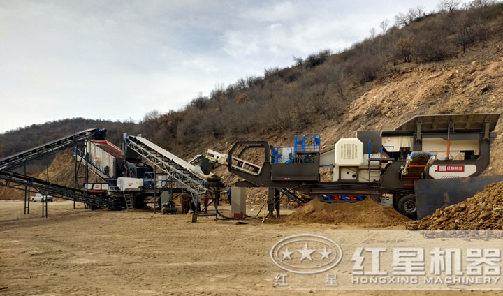 時產(chǎn)200噸移動破碎設(shè)備生產(chǎn)現(xiàn)場，運(yùn)行平穩(wěn)，不間斷作業(yè)