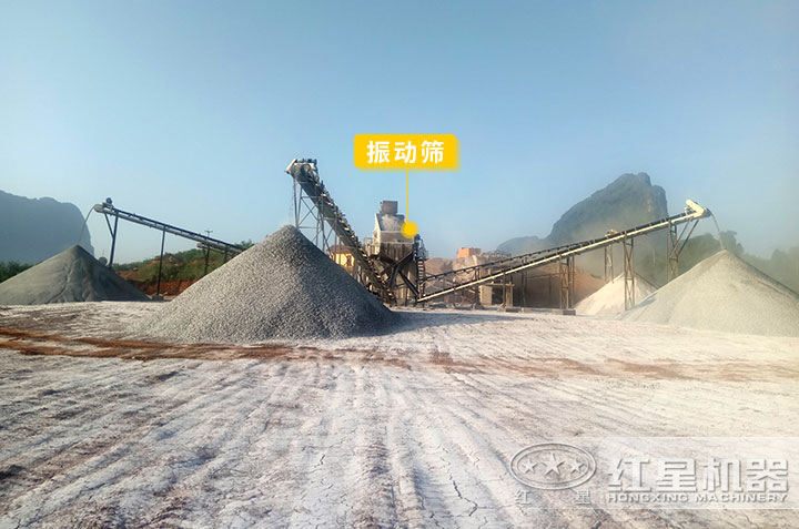 振動(dòng)篩作業(yè)現(xiàn)場(chǎng) 振動(dòng)篩作業(yè)現(xiàn)場(chǎng)