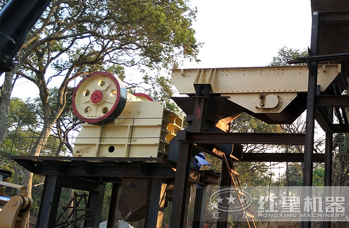 顎式粉碎機(jī)作業(yè)現(xiàn)場 顎式粉碎機(jī)作業(yè)現(xiàn)場