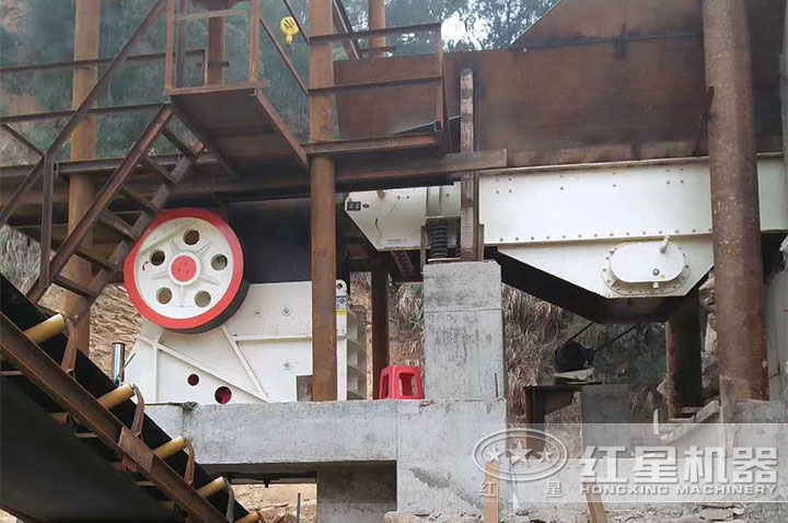 顎式粉碎機(jī)作業(yè)現(xiàn)場 顎式粉碎機(jī)作業(yè)現(xiàn)場