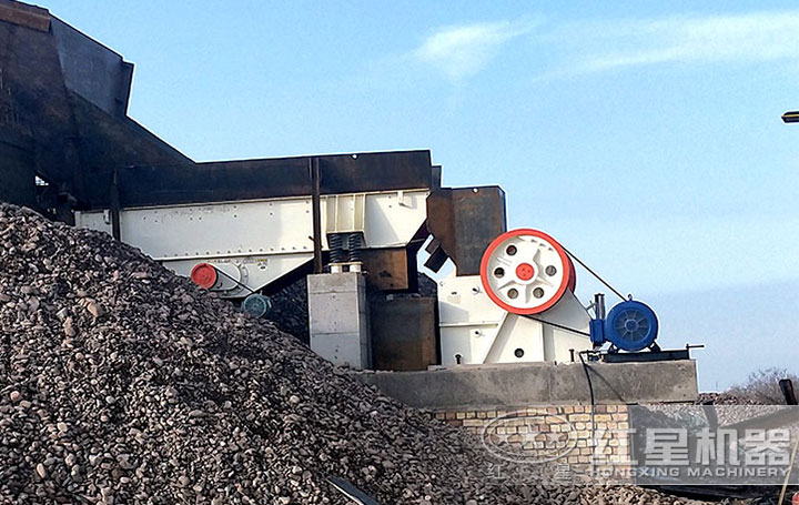 顎式粉碎機(jī)作業(yè)現(xiàn)場 顎式粉碎機(jī)作業(yè)現(xiàn)場