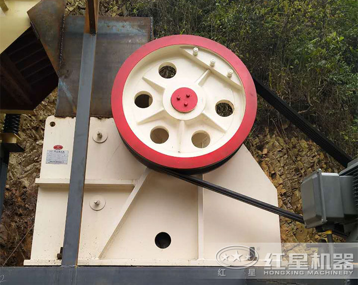 玄武巖顎式破碎機現場 玄武巖顎式破碎機現場