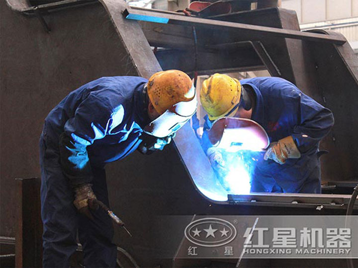 車間生產(chǎn)加工移動破碎機，每一臺設(shè)備都是匠心打造