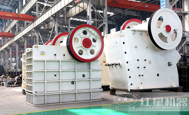 顎式破碎機實拍圖，型號多樣，價格在10-80萬之間