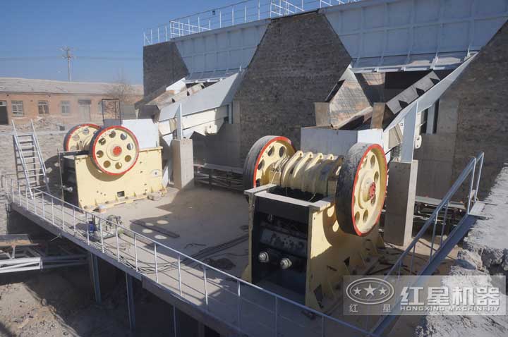 河北制砂生產(chǎn)現(xiàn)場(chǎng)，兩臺(tái)顎破同時(shí)有效生產(chǎn)