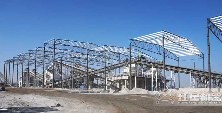 時(shí)產(chǎn)800噸生產(chǎn)現(xiàn)場(chǎng)，多臺(tái)設(shè)備同時(shí)作業(yè)