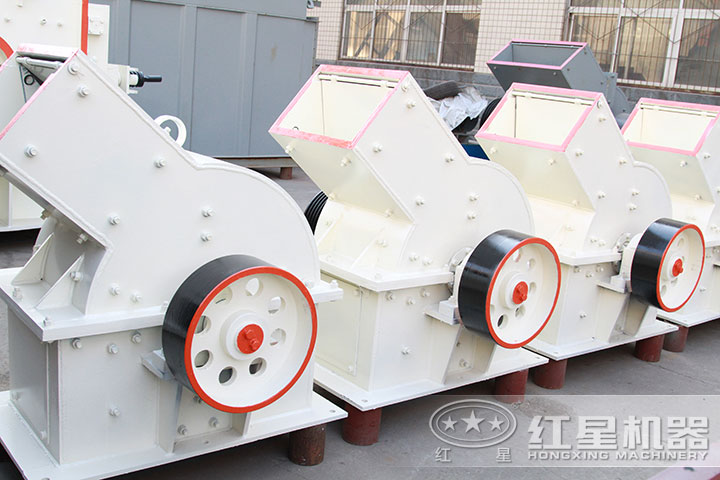 擺放的不同型號的錘式粉碎機 擺放的不同型號的錘式粉碎機