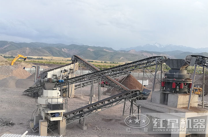 鵝卵石制沙現(xiàn)場(chǎng) 鵝卵石制沙現(xiàn)場(chǎng)