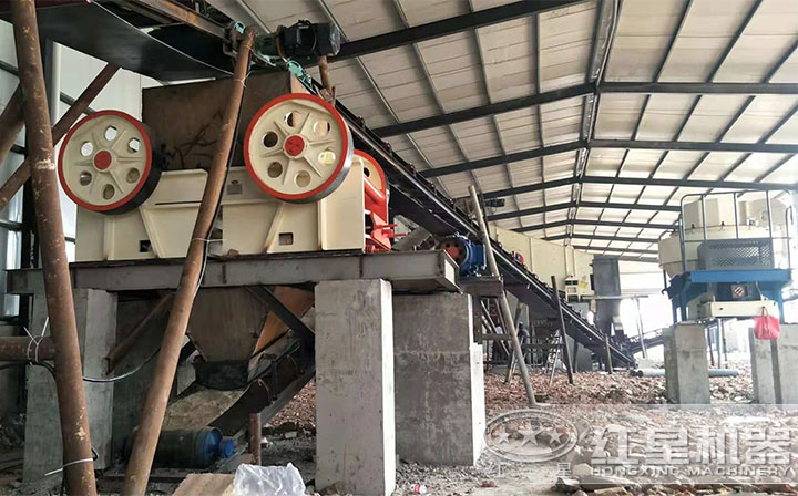 鵝卵石制砂生產(chǎn)線現(xiàn)場(chǎng) 鵝卵石制砂生產(chǎn)線現(xiàn)場(chǎng)