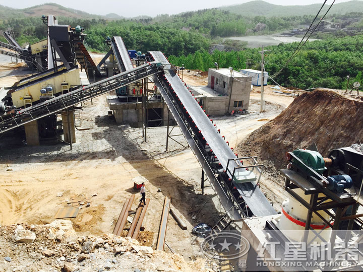 碎石現(xiàn)場，多種破碎設(shè)備可搭配使用