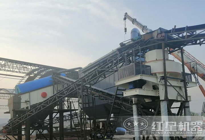 鵝卵石制沙現(xiàn)場(chǎng) 鵝卵石制沙現(xiàn)場(chǎng)