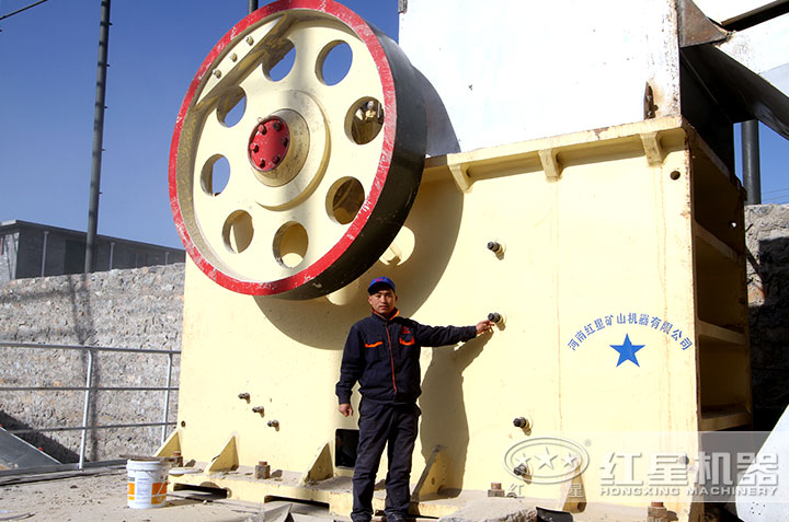 顎式破碎機安裝現場 顎式破碎機安裝現場