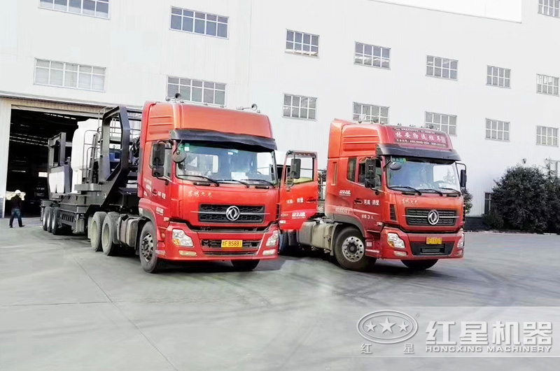 兩臺可移動(dòng)的小型碎石機(jī)出發(fā)用戶現(xiàn)場 兩臺可移動(dòng)的小型碎石機(jī)出發(fā)用戶現(xiàn)場