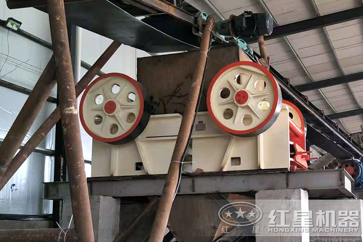 兩臺顎破作業(yè)現(xiàn)場 兩臺顎破作業(yè)現(xiàn)場