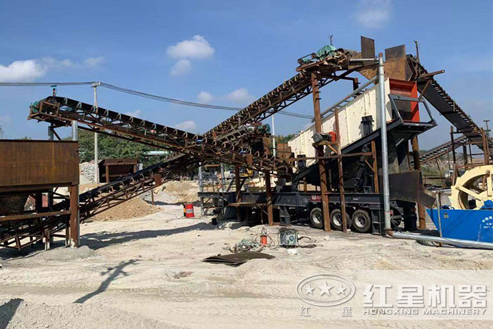 移動(dòng)鵝卵石破碎制沙現(xiàn)場(chǎng) 移動(dòng)鵝卵石破碎制沙現(xiàn)場(chǎng)