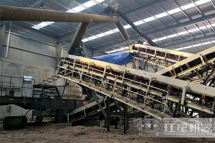 兩臺移動制砂機(jī)作業(yè)現(xiàn)場 兩臺移動制砂機(jī)作業(yè)現(xiàn)場