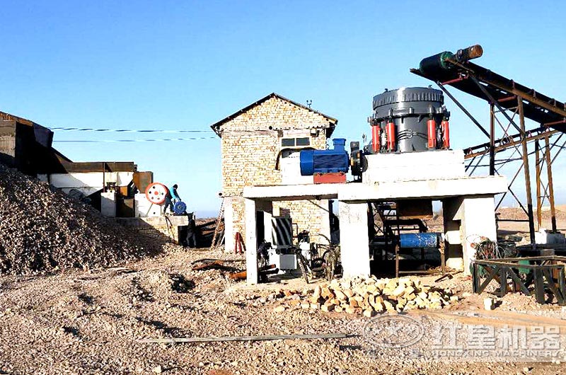 時(shí)產(chǎn)500噸的大型花崗巖破碎機(jī)現(xiàn)場(chǎng) 時(shí)產(chǎn)500噸的大型花崗巖破碎機(jī)現(xiàn)場(chǎng)