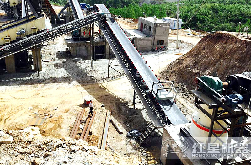 時(shí)產(chǎn)500噸的大型花崗巖破碎機(jī)現(xiàn)場(chǎng) 時(shí)產(chǎn)500噸的大型花崗巖破碎機(jī)現(xiàn)場(chǎng)