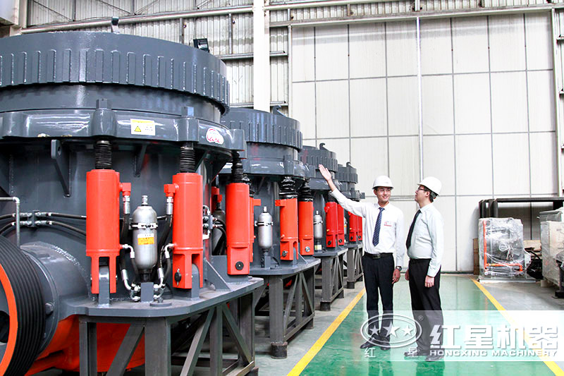 用戶到廠考察大型花崗巖破碎機(jī) 用戶到廠考察大型花崗巖破碎機(jī)