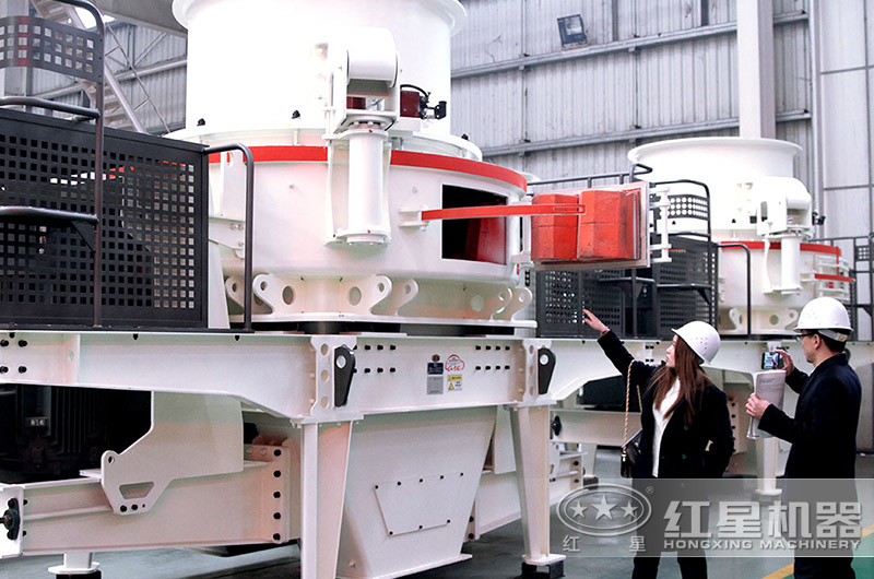 客戶正在參觀制砂機(jī) 客戶正在參觀制砂機(jī)