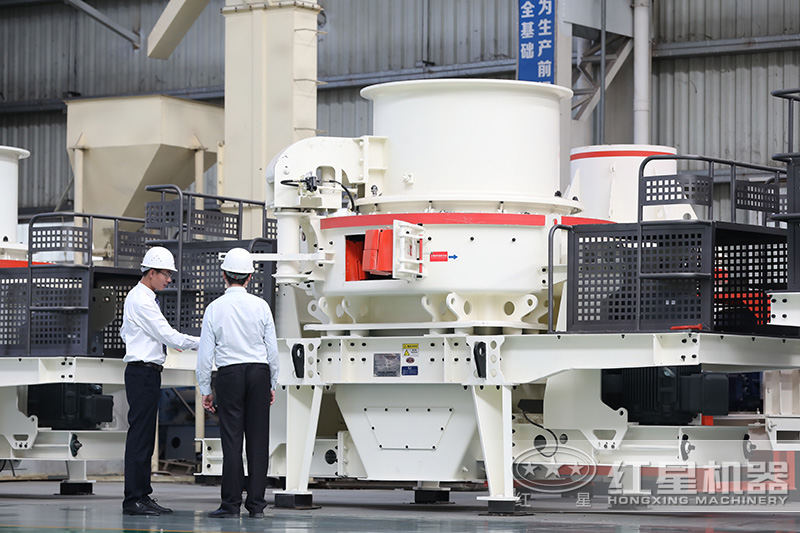 客戶(hù)在玄武巖制砂機(jī)車(chē)間參觀，經(jīng)理一對(duì)一指導(dǎo)講解